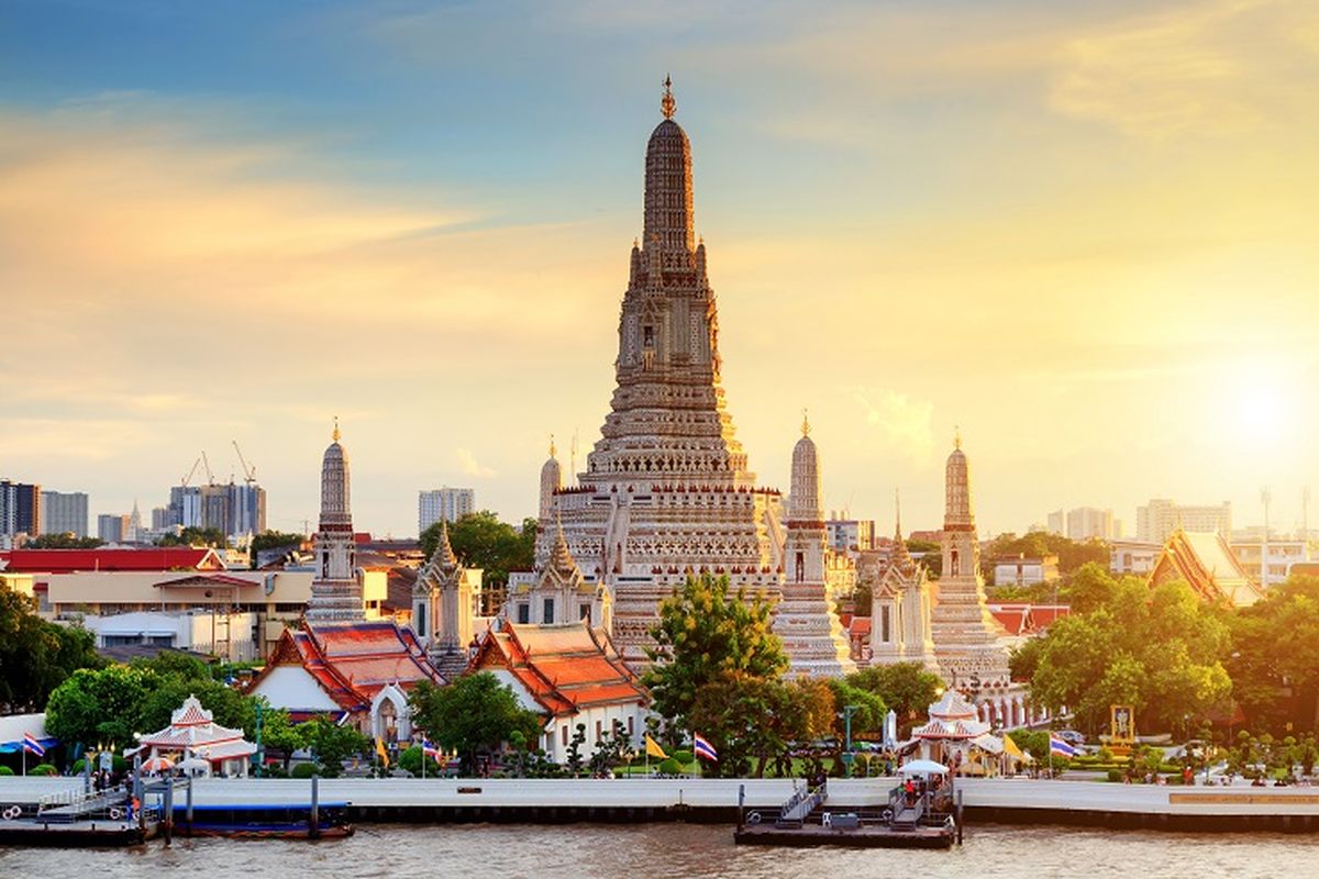 Kuil Wat Arun yang terletak di Bangkok, Thailand.