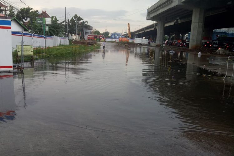Jalan DI Panjaitan di kawasan Cawang, Jakarta Timur, tergenang imbas hujan deras pada Selasa (2/4/2019) petang.