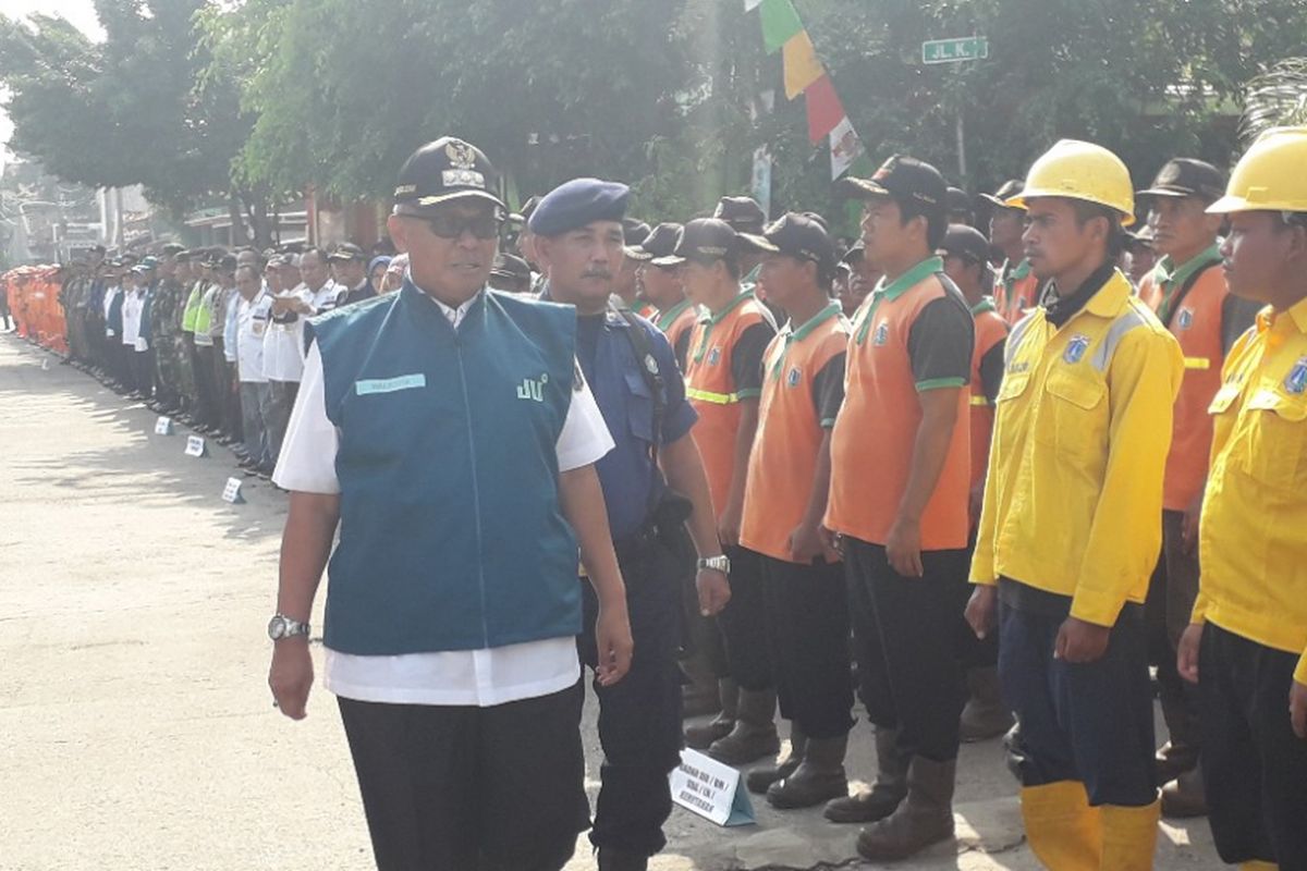 Wali Kota Jakarta Utara Syamsuddin Lologau mengecek kesiapan petugas dalam apel kesiapsiagaan bencana di Kecamatan Koja, Rabu (28/11/2018).