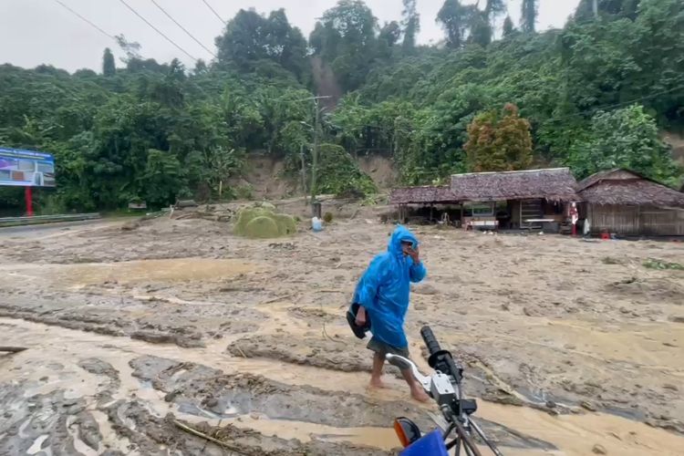 Lokasi musibah tanah longsor terjadi di Desa Sembahe, Kecamatan Sibolangit, Kabupaten Deli Serdang, Sumatera Utara, Rabu (27/11). Akibat insiden ini 3 orang warga dilaporkan tewas. 