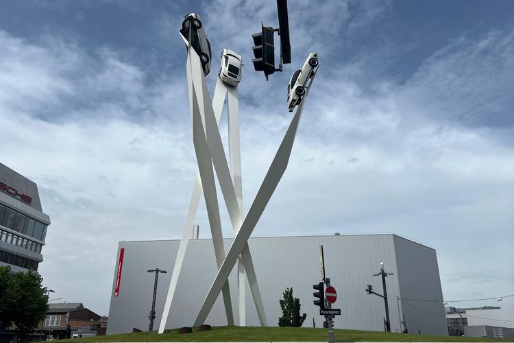 Monumen ikonis yang berada di Museum Porsche, Stuttgart, Jerman. Stuttgart menjadi salah satu kota tuan rumah Euro 2024.
