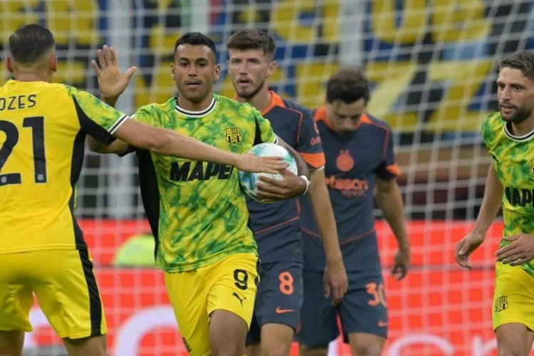 Penyerang Sassuolo Walid Cheddira merayakan gol bersama bek Timnas Indonesia Jay Idzes dalam pertandingan Serie A Italia antara Inter Milan dan Sassuolo di stadion San Siro di Milan, pada 21 September 2025.