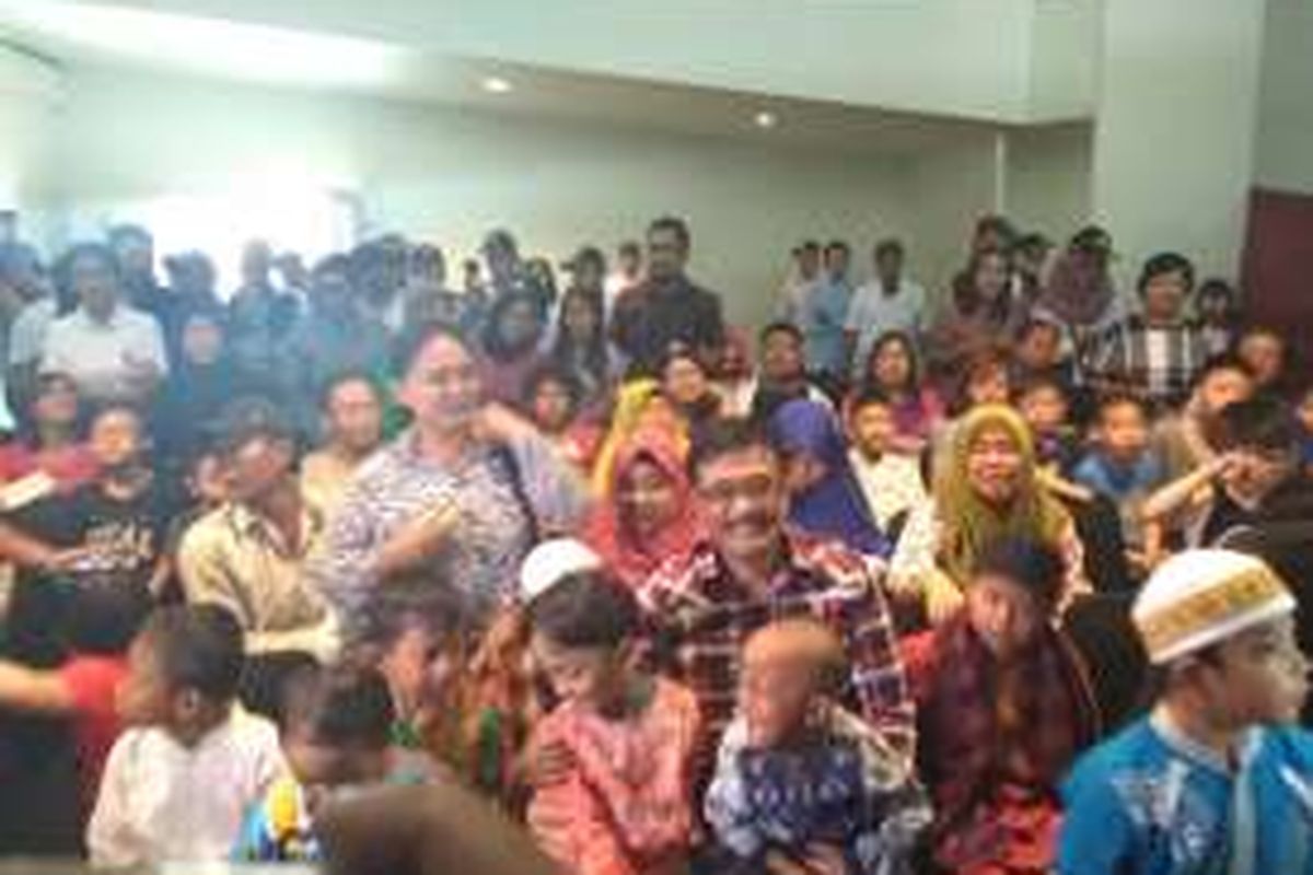 Wakil Gubernur petahana DKI Jakarta Djarot Saiful Hidayat di acara khitan massal di Festival Budaya Betawi Pecenongan, Minggu (30/10/2016).