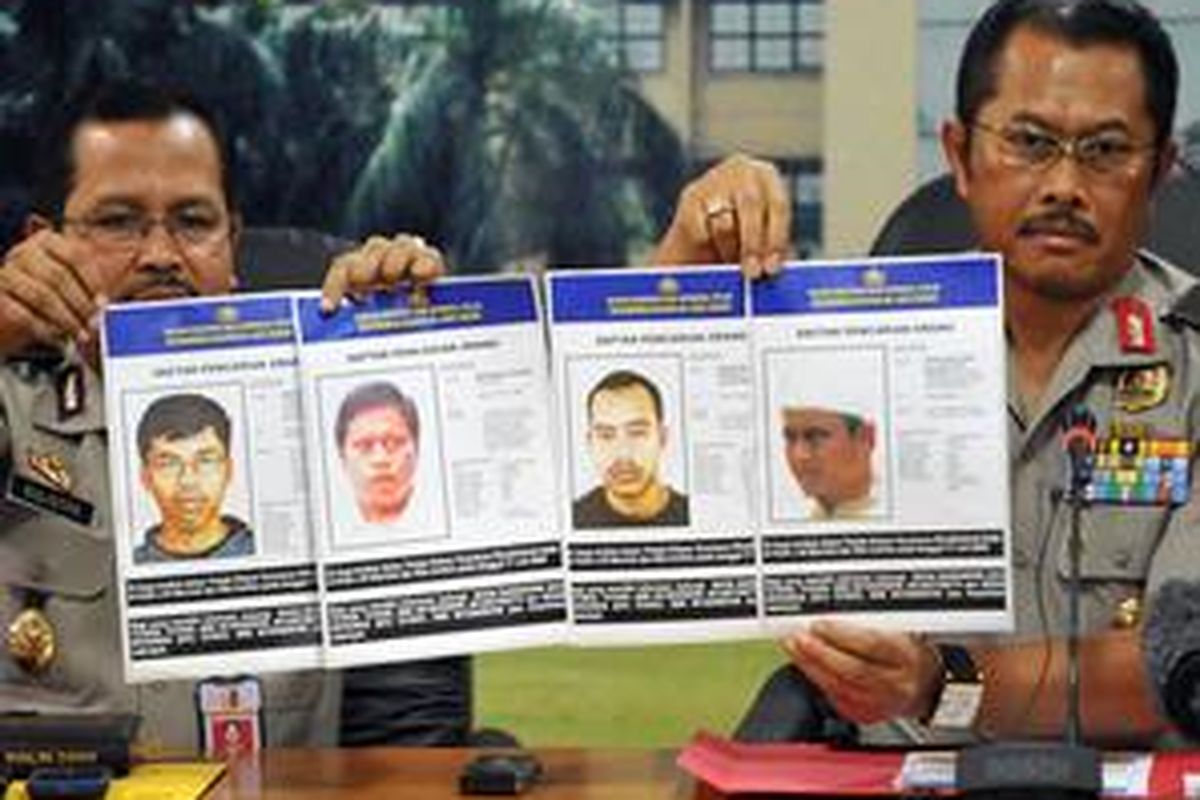 Kadiv Humas Mabes Polri Irjen Pol Nanan Soekarno (kanan) menunjukkan empat buron teroris (dari kiri ke kanan) Ario Sudarso, Mohamad Syahrir, Bagus Budi Pranoto dan Syaifudin Zuhri.