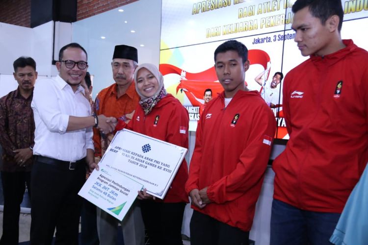 Menteri Ketenagakerjaan Hanif Dhakiri menyerahkan penghargaan bagi atlet Asian Games 2018 di Innovation Room Kemnaker, Senin (3/9/2018).
 
