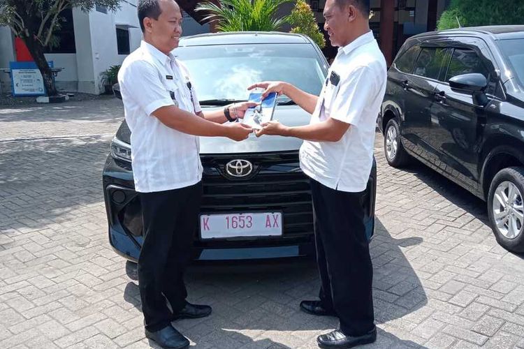 Pemkab Blora menyerahkan mobil dinas baru bagi para camat pada Rabu (5/4/2023)