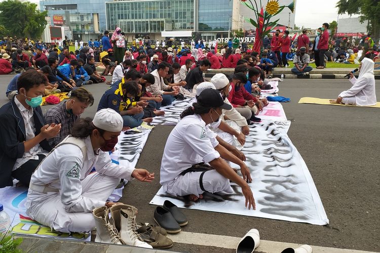 Massa menggelar shalat berjemaah dan doa bersama pada saat unjuk rasa menolak omnibus law di Alun-alun Purwokerto, Kabupaten Banyumas, Jawa Tengah, Kamis (15/10/3020).