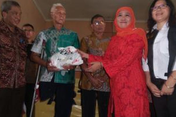 Menteri Sosial Khofifah Indar Parawansa memberikan bantuan kepada pejuang veteran Seroja di Aula Seroja, Jalan Duku, Harapan Jaya, Bekasi Utara, Kamis (6/11/2014).