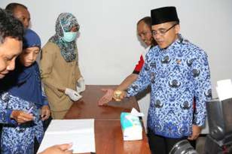 Bupati Banyuwangi Abdullah Azwar Anas saat tes urine yang dilakukan mendadak di Kantor Pemkab Banyuwangi Senin (18/4/2016)