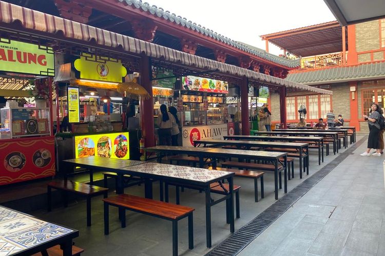 Deretan tenant kuliner dengan berbagai jenis food and beverages di Old Shanghai Kelapa Gading, Jakarta.