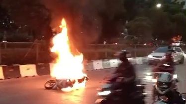 Cara Benar Atasi Motor yang Terbakar, Jangan Siram Air?