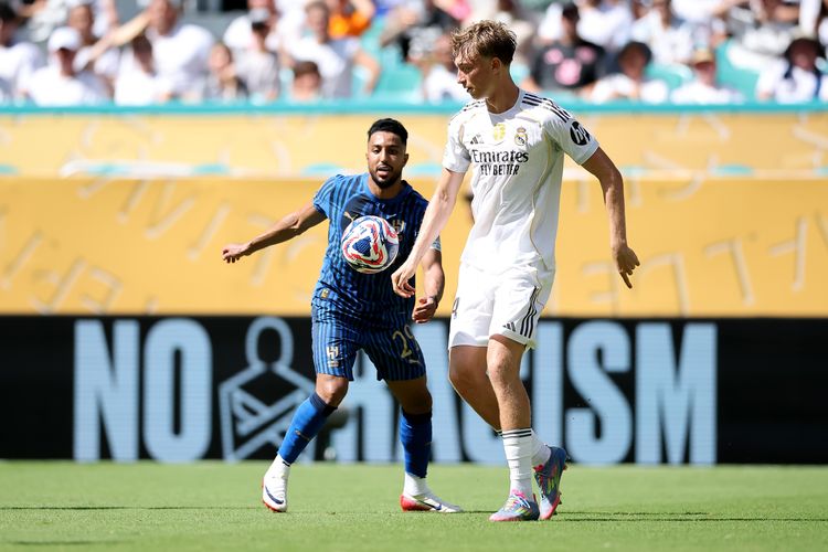 Dean Huijsen dari Real Madrid C. F. mengontrol bola sambil mendapat tekanan dari Salem Aldawsari dari Al Hilal pada laga Grup H Piala Dunia Antarklub FIFA 2025 antara Real Madrid CF dan Al Hilal di Hard Rock Stadium pada tanggal 18 Juni 2025 di Miami Gardens, Florida.