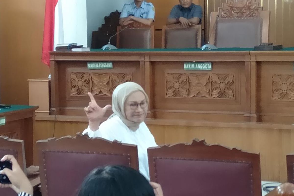 Ratna Sarumpaet acungkan dua jari sebelum sidang pembacaan putusan berlangsung di Pengadilan Negeri Jakarta Selatan, Kamis (11/7/2109)