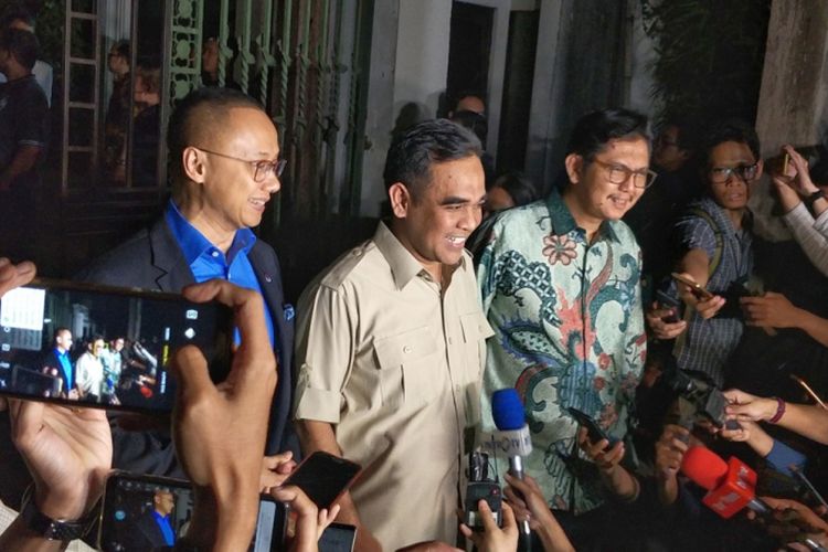 Sekjen Partai Gerindra Ahmad Muzani, Sekjen PAN Eddy Soeparno dan Sekjen PKS Mustafa Kamal saat memberikan keterangan usai pertemuan para elite tiga partai tersebut di kediaman seorang pengusaha bernama Maher Algadri, di kawasan Prapanca, Kebayoran Baru, Jakarta Selatan, Selasa (31/7/2018) malam.