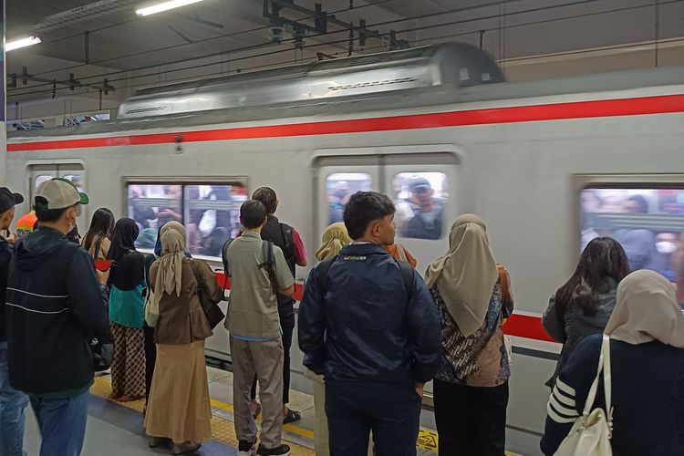 KAI Tambah Jadwal KRL Malam Ini hingga 00.32 WIB, Cek Jam dan Rutenya