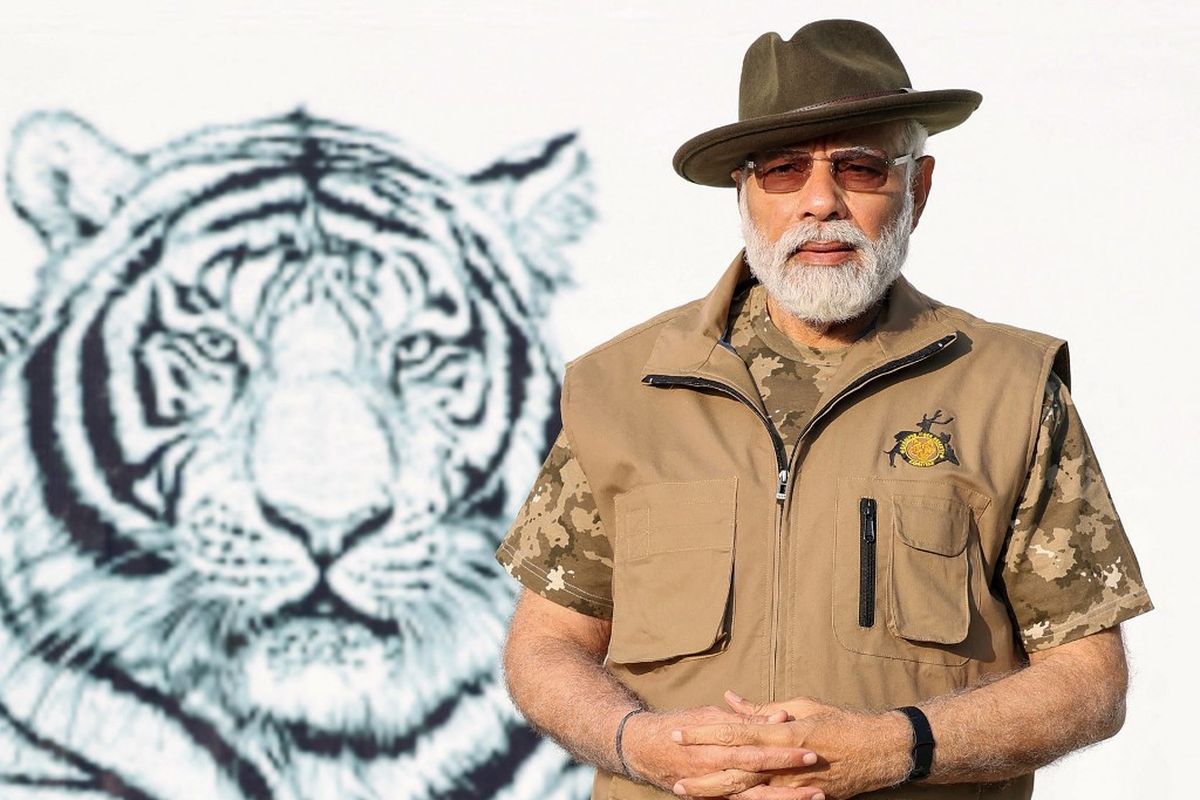 Foto selebaran yang diambil pada 9 April 2023 dan dirilis oleh Biro Informasi Pers India (PIB) ini menunjukkan Perdana Menteri India Narendra Modi berpose selama kunjungannya ke Suaka Harimau Bandipur dan Mudumalai, di negara bagian Karnataka. Populasi harimau liar India -sejauh ini yang terbesar di dunia- telah meningkat di atas 3.000, menurut sensus yang dirilis pada 9 April, mendorong upaya untuk melestarikan spesies yang terancam punah. 