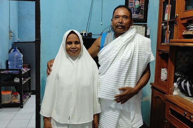 Ili dan Yayah pasutri yang tinggal di Belakang Pasar Sumber Kabupaten Cirebon menjadi salah satu calon jemaah haji yang berangkat pada 19 Mei 2026 mendatang. Ili merupakan salah satu jamaah yang memiliki kisah perjuangan dengan menabung selama 21 tahun sebagai penjual es Tung Tung keliling.
