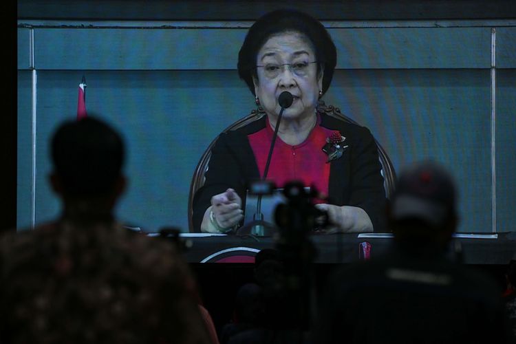 Ketua Umum PDI-P Megawati Soekarnoputri memberikan pidato di Rakernas PDI Perjuangan di Sekolah Partai, Lenteng Agung, Jakarta Selatan, Selasa (21/6/2022). Partai Demokrasi Indonesia Perjuangan (PDI-P) menggelar Rapat Kerja Nasional (Rakernas) mulai hari ini hingga Kamis (23/6/2022).