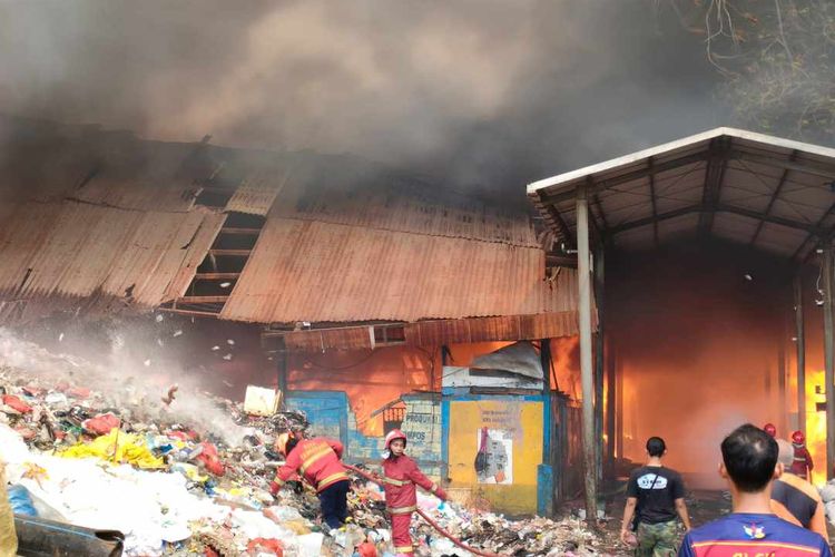 Pemkot Tangerang menerjunkan 450 personal gabungan untuk memadamkan api di TPA Rawa Kucing yang dikhawatirkan meluas ke Bandara Soekarno Hatta.