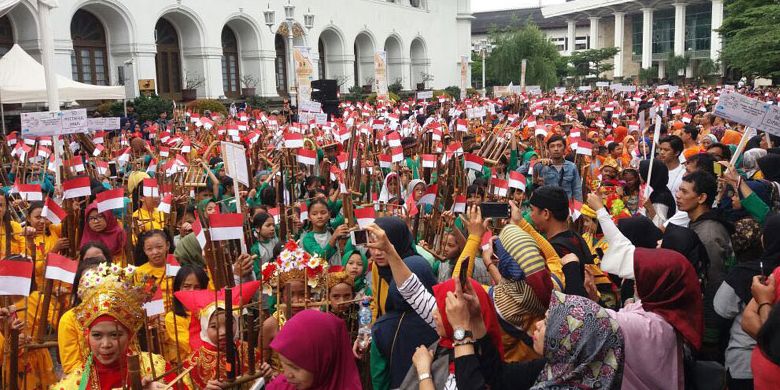 Memperingati Hari Angklung Sedunia, 6.000 pemain angklung menggelar pesta angklung di Kantor Gubernur Jawa Barat, Gedung Sate, Bandung, Jawa Barat, Minggu (19/11/2017). 