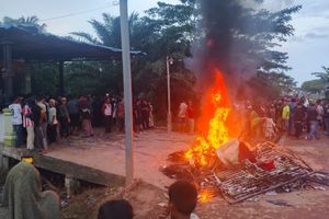 Sudah Muak, Ratusan Warga Bakar Rumah Diduga Bandar Narkoba di Rohil