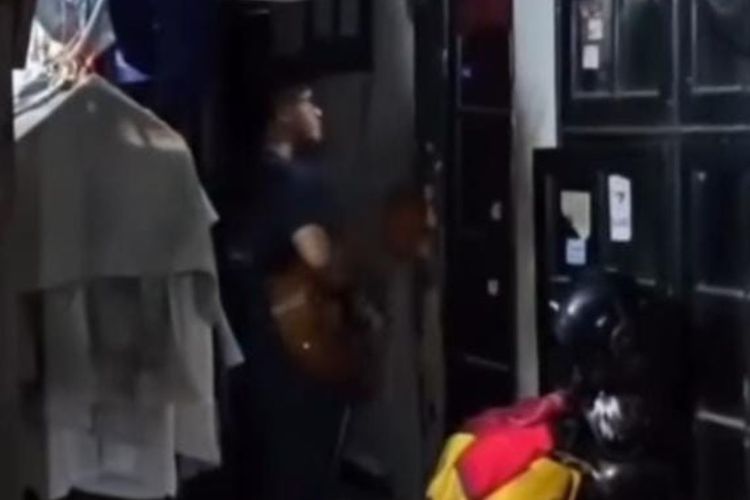 Kala Polisi Nyamar Jadi Pengamen Saat Tangkap Penjambret Spesialis iPhone di Jaktim