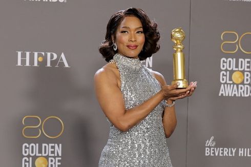 Angela Bassett Persembahkan Piala Golden Globe Awards 2023 untuk Chadwick Boseman