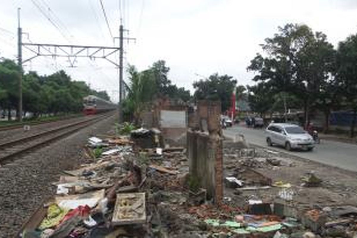 Serpihan bangunan kios-kios material di pinggir Jalan Lenteng Agung, Jakarta Selatan, tepatnya di pinggir rel Jakarta-Bogor yang telah dibongkar, Selasa (27/1/2015). PT KAI tengah berupaya mensterilkan pinggir-pinggir rel untak jalur Jakarta-Bogor dari bangunan liar.