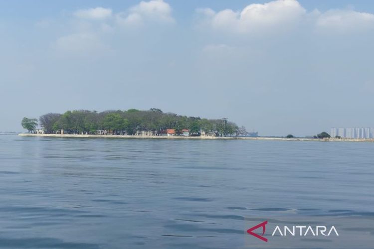 Lanskap Pulau Onrust, Kepulauan Seribu, DKI Jakarta yang menyimpan banyak sejarah masa kolonial Belanda-Jepang di Tanah Air, Kamis (16/11/2023).