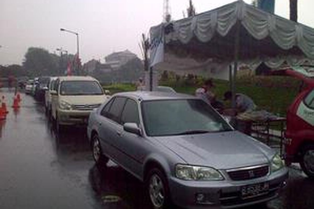 Antrian mobil yang mengikuti uji emisi di Central Park, Jakarta, Selasa (22/12/2009).