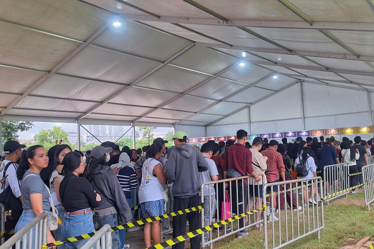 Jelang Maroon 5 Naik Panggung, Penonton Mulai Padati JIS