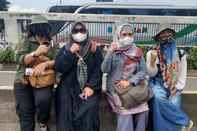 Sejumlah ibu-ibu dari Bogor, Jawa Barat, yang mengikuti aksi unjuk rasa di depan Gedung DPR/MPR, Jakarta, Kamis (21/4/2022).
