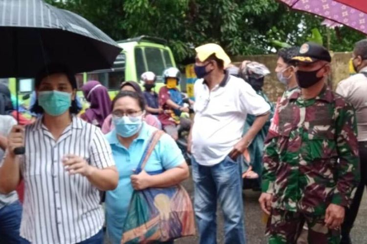 Warga di kawasan Pohon Mangga, Air Salobar, Kecamatan Nusaniwe, Kota Ambon mengelar aksi demo menolak kedatangan tim medis dan gugus tugas Covid-19 yang akan melakukan raoid test terhadap warga di kawasan tersebut, Sabtu siang (20/6/2020).