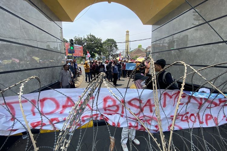 Massa aksi dari Kecamatan Anak Tuha berunjuk rasa di komplek DPRD Lampung, Senin (2/10/2023).