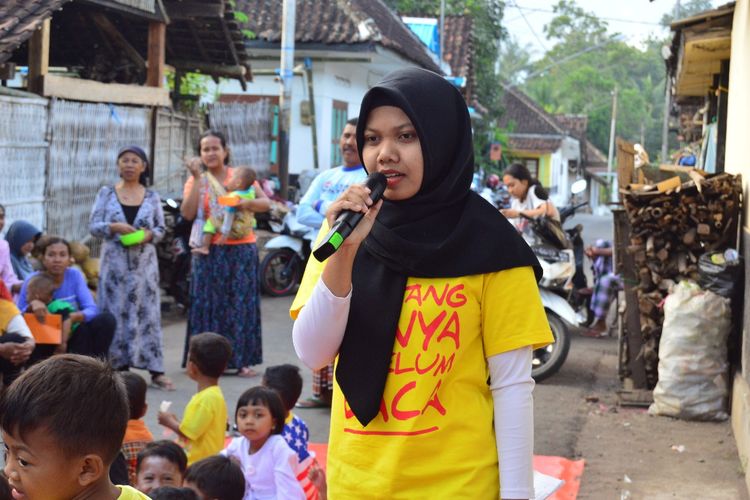 Siska Yuliana, pendiri Rumah Ceria Naomi yang memfasilitasi anak-anak Desa Bunder, Kabar, Banyuwangi untuk meningkatkan literasi mereka. 