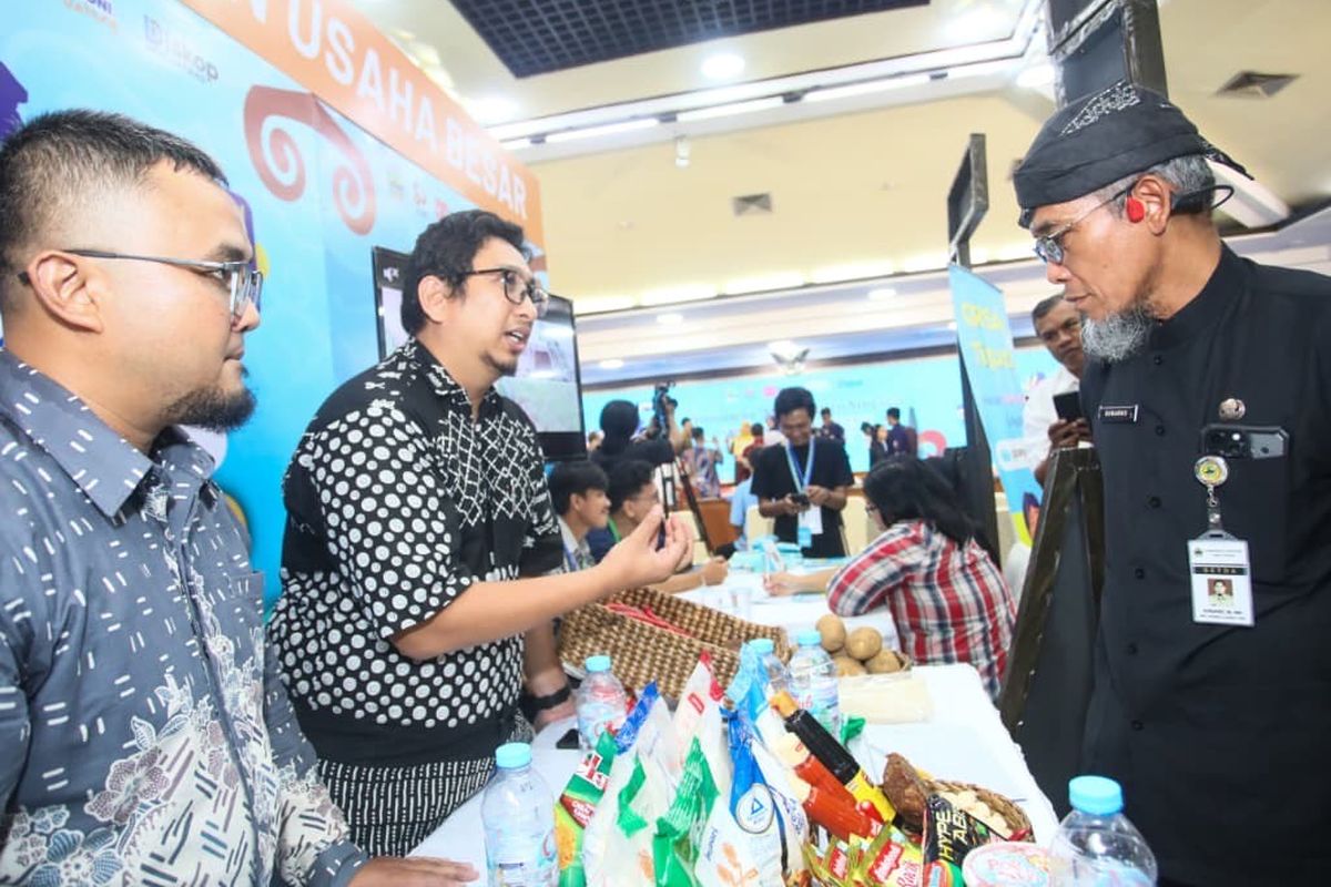 Kepala Dinas Koperasi dan UMKM Jawa Tengah (Jateng), Eddy Sulistiyo Bramiyanto saat berbincang dengan pelaku UMKM dalam Business Matching to Smesco Kontak Bisnis Jalinan Distribusi Rantai Pasok Hulu Hilir Produk UMKM diGedung Gradhika Bhakti Praja, Kota Semarang, Kamis (21/8/2025).