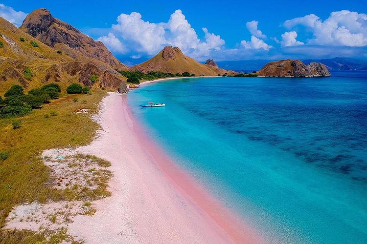 Foto dirilis Minggu (4/7/2021), memperlihatkan foto udara Pantai Pink, Nusa Tenggara Timur. Pandemi Covid-19 yang menghantam sektor pariwisata, membuat pemerintah terus melakukan penataan di kawasan Labuan Bajo dengan harapan dapat mendongkrak pertumbuhan ekonomi dan pariwisata yang menurun saat ini.