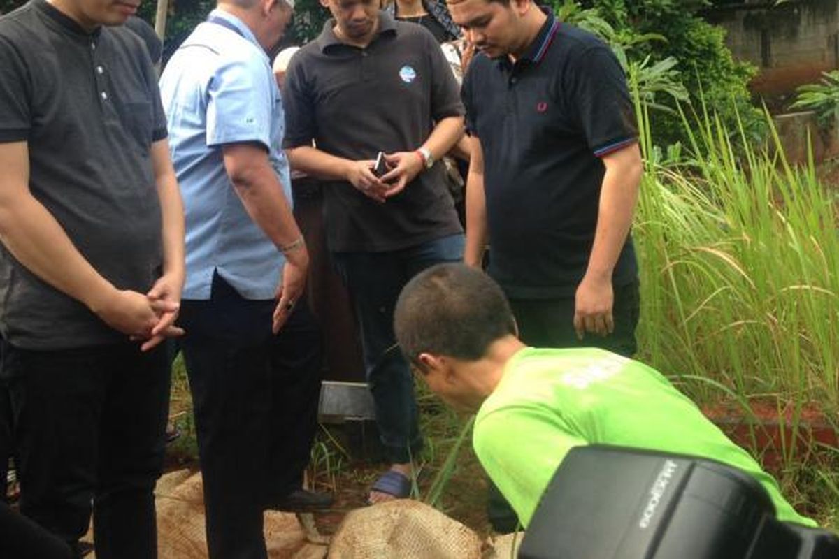 Indra Bekti saat mengebumikan Kenward Athar Indrabekti, anak ketiganya yang meninggal di usia kandungan lima bulan, di TPU Kamboja, Radio Dalam, Jakarta Selatan, Rabu (1/2/2017). 