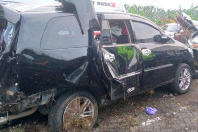 Petugas Sat Lantas Polres Majalengka menunjukkan mobil Innova hitam yang mengalami kecelakaan tunggal di ruas Tol Cipali, Jumat (29/10/2021) 
