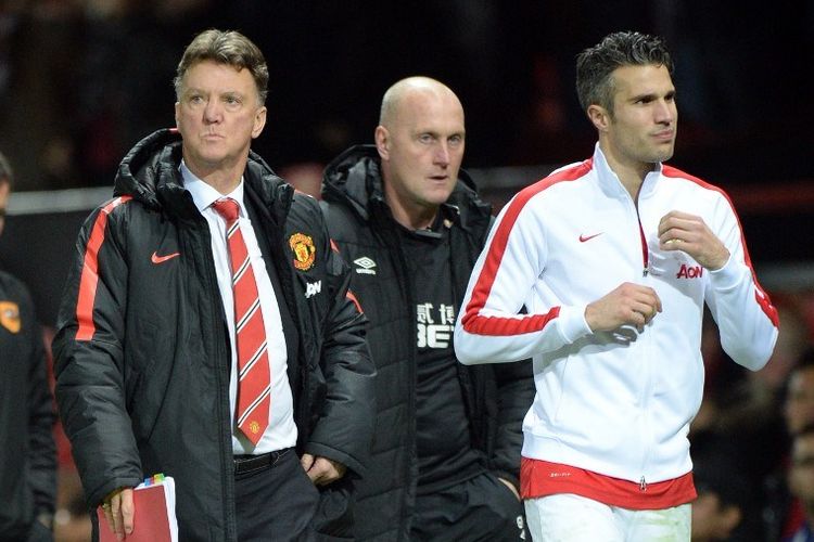 Robin van Persie (kanan) bersama manajer Louis van Gaal saat masih membela Manchester United. Terkini, Van Persie kembali ke Carrington sebagai proses kursus kepelatihan UEFA Pro yang sedang ia jalani.