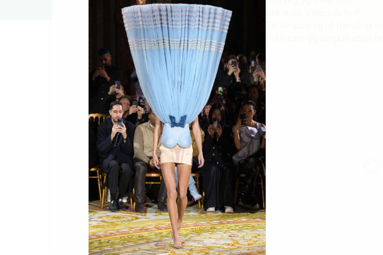 ilustrasi gaun terbalik karya Viktor & Rolf yang dipamerkan di Paris Fashion Week pada Rabu (25/1/2023).