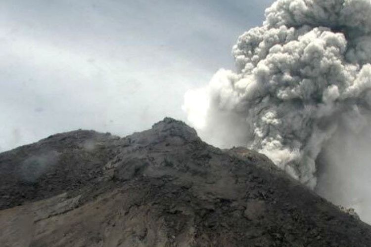 Gunung Merapi di Jawa Tengah mengalami erupsi dan memuntahkan asap dengan tinggi kolom mencapai 5.000 meter dari puncak pada Jumat (27/3/2020). ANTARA/HO/BPPTKG/pri.