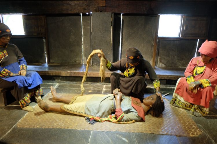 Diorama kehidupan suku asli Taiwan di Formosan Aboriginal Culture Village, penyembuhan secara tradisonal oleh tabib di suku. 