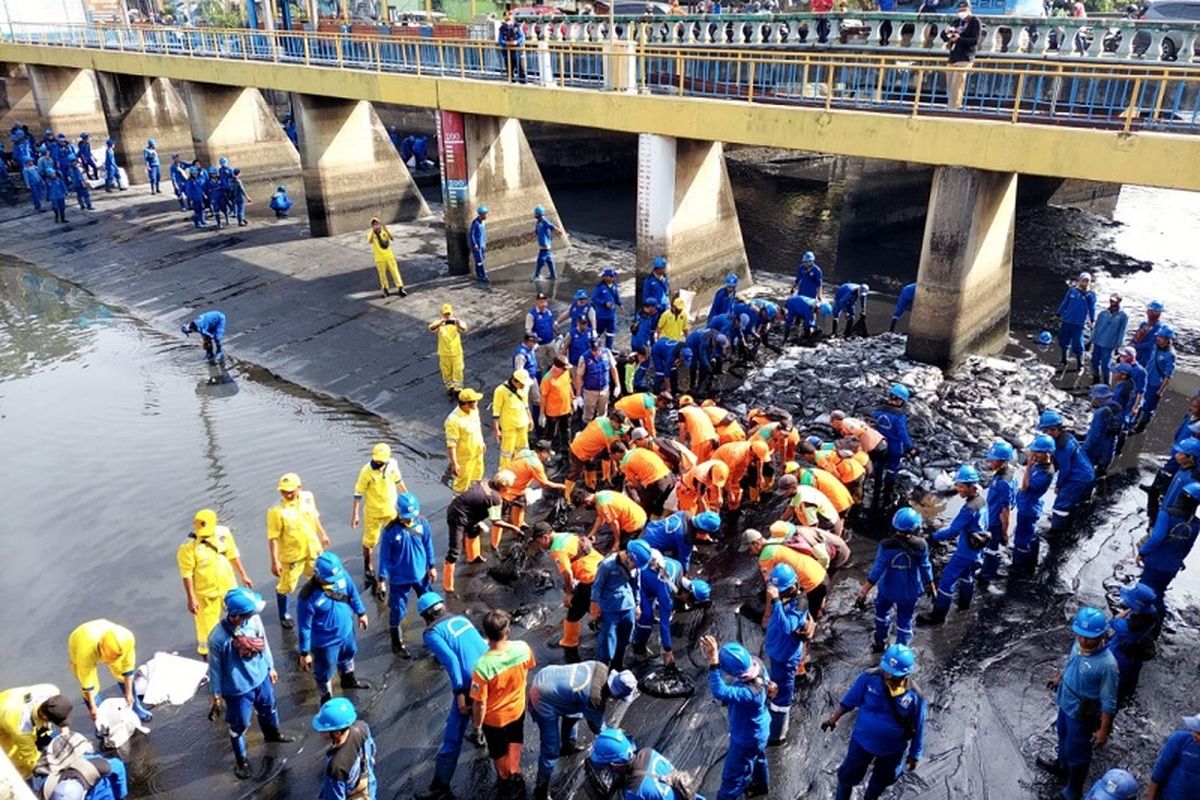 Kegiatan gerebek lumpur untuk mengantisipasi banjir saat memasuki musim hujan. 