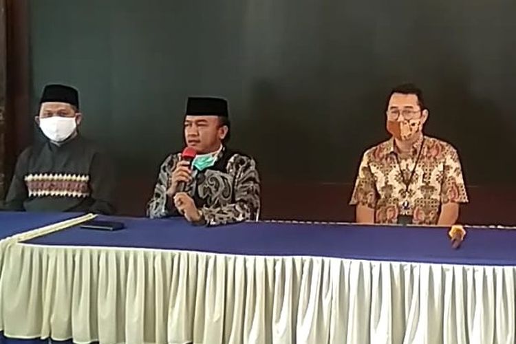 Wakil Wali Kota M. Jumadi beserta jajaran OJK Tegal menggelar konferensi pers terkait seorang karyawati bank swasta di Kota Tegal terkonfirmasi positif, di Balai Kota Tegal, Selasa (2/6/2020)