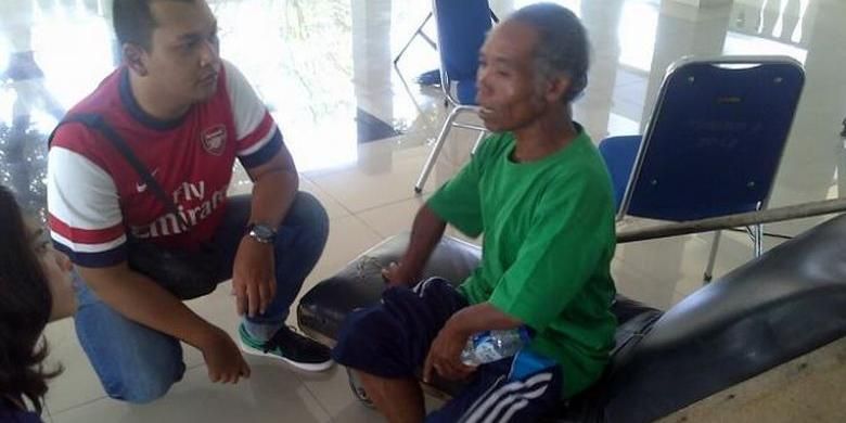 Walang bin Kilon (kanan), pengemis asal Subang, Jawa Barat, memperoleh uang Rp 25 juta dalam 15 hari mengemis di Jakarta.