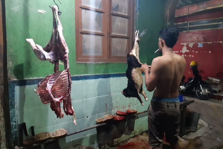 Saat Lukman membersihkan kambing di depan rumahnya Kampung Jagal, Kota Semarang, Jawa Tengah. Senin (11/7/2022)