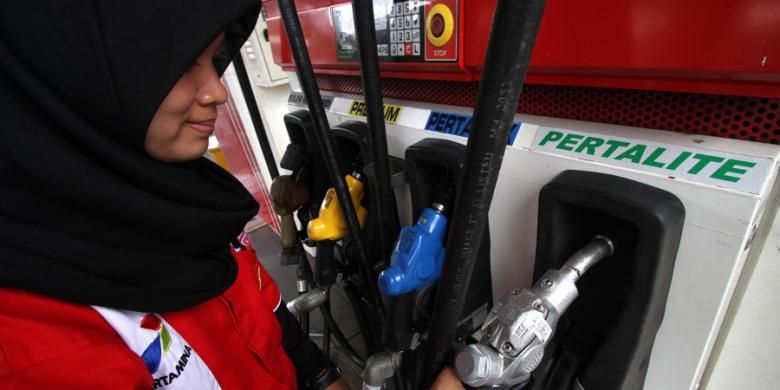 Petugas memeriksa alat pengisi bahan bakar minyak jenis baru, Pertalite RON 90, sebelum peluncuran di SPBU Coco, Jalan Abdul Muis, Jakarta Pusat, Rabu (22/7/2015). PT Pertamina (Persero) akan menjual Pertalite RON 90 pertama kali pada Jumat, 24 Juli mendatang di Jakarta, Bandung, dan Surabaya.