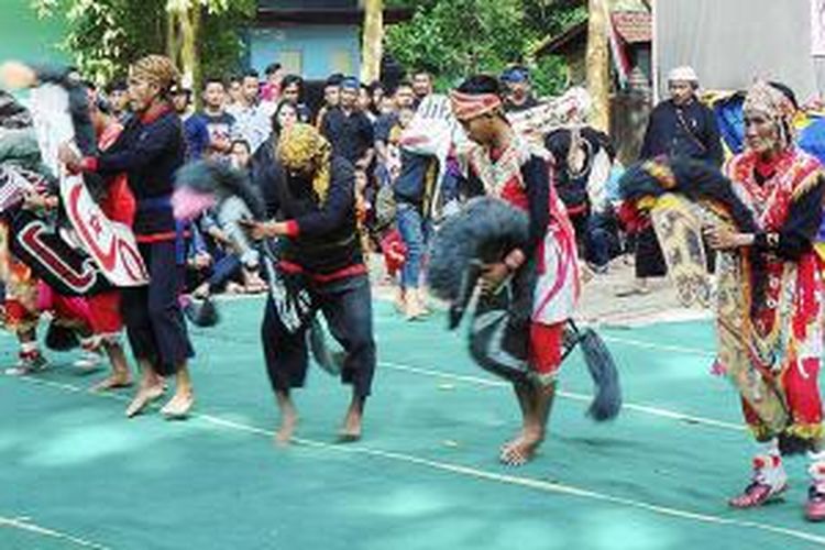 Kesenian tradisional Sunda digelar pada ritual ngikis di situs dan obyek wisata Karangkamulyan, Kabupaten Ciamis, Jawa Barat. Acara ini diselenggarakan pada masa tradisi munggahan menjelang bulan Ramadhan.