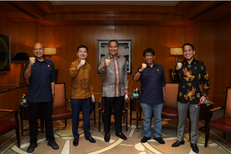 CEO GoTo Andre Soelistyo (paling kanan) dan CEO Tokopedia William Tanuwijaya (kedua dari kiri) bersama Menteri Perdagangan RI Muhammad Lutfi.